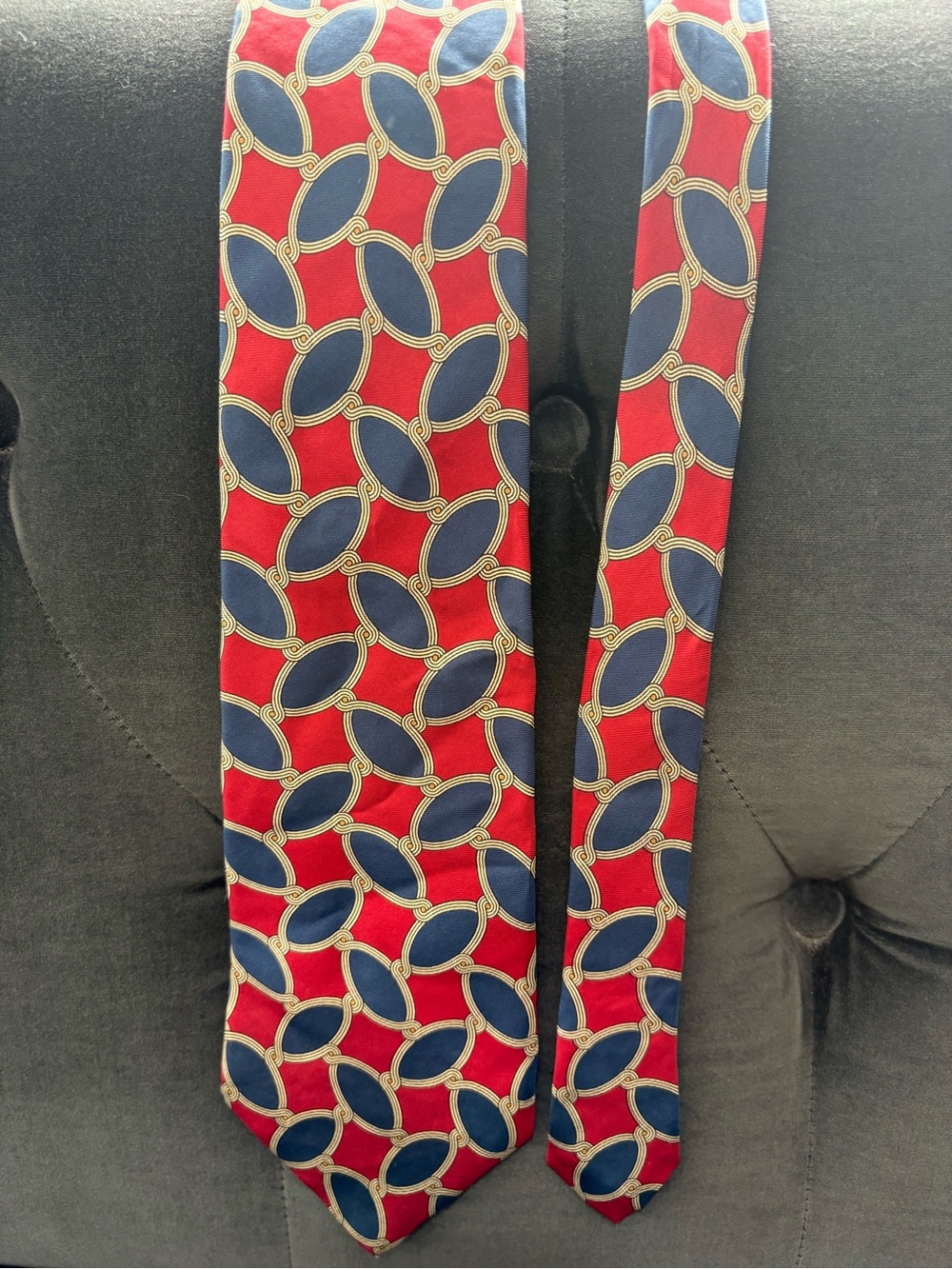 Roundtree & Yorke Red and Navy Oval Link Silk Tie